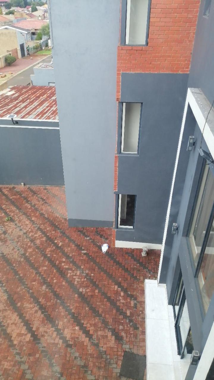Pappas Hotel In Vosloo Ext 2 Vosloorus Exterior foto